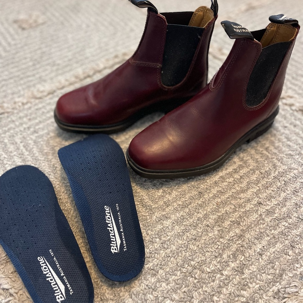 Burgandy blundstones